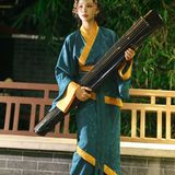 一袭曲裾，梦回秦汉。