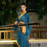 一袭曲裾，梦回秦汉。