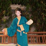 一袭曲裾，梦回秦汉。