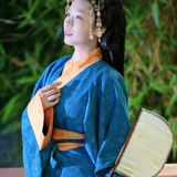 一袭曲裾，梦回秦汉。