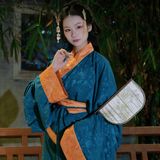 一袭曲裾，梦回秦汉。
