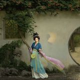 红楼一梦，梦里人如月。