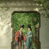 花墙之下，曾有几人经过。