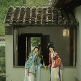 花墙之下，曾有几人经过。