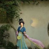 花墙之下，曾有几人经过。