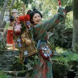 宁波圆领袍写真 · 绿底团花的复古胶片感 第10帧