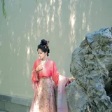 时间煮雨，岁月逢花｜园墙柳影汉服写真 第1帧
