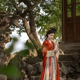 羽衣常带烟霞色｜园林复古汉服写真 第3帧