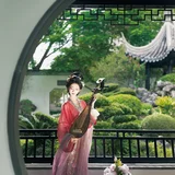倚花愁不语，独坐抚瑶琴｜园林古琴汉服写真 第12帧