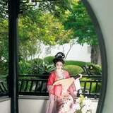 倚花愁不语，独坐抚瑶琴｜园林古琴汉服写真 第13帧