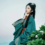 战国袍遇见山海｜墨绿战国袍海边写真 第3帧