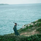 战国袍遇见山海｜墨绿战国袍海边写真 第4帧