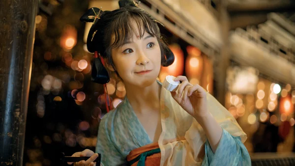 汉服摄影｜路暗灯昏何意去，仰看月伴满天星。