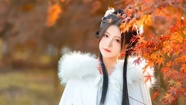 汉服摄影｜扶桑正是秋光好，枫叶如丹照嫩寒