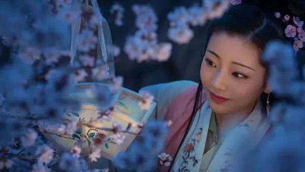 汉服摄影|山畔踏花