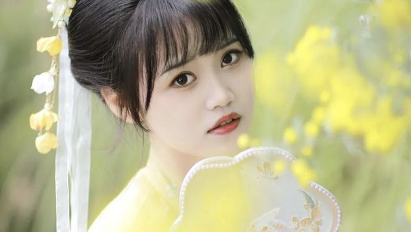 春日合欢花汉服少女写真