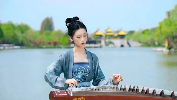 汉服摄影｜你一句春不晚，我就到了真江南