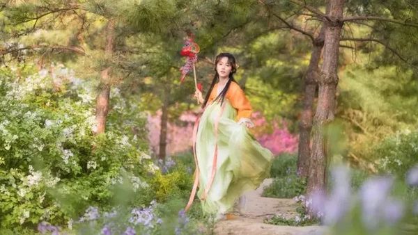 山花烂漫时｜汉服摄影