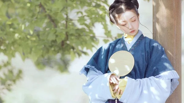 你看那人间万般千紫，不如你婆娑双鬓