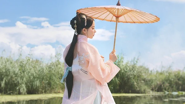荷叶翩翩,万里晴天｜汉服摄影