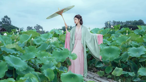 汉服莲影：勾勒东方古韵的诗意画卷