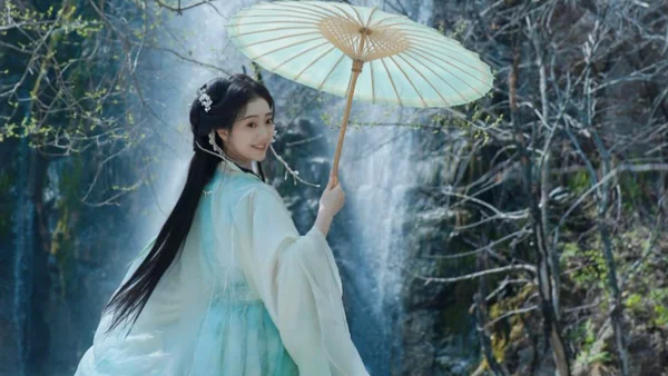 是谁的衣袂在风里叠成千年的等待