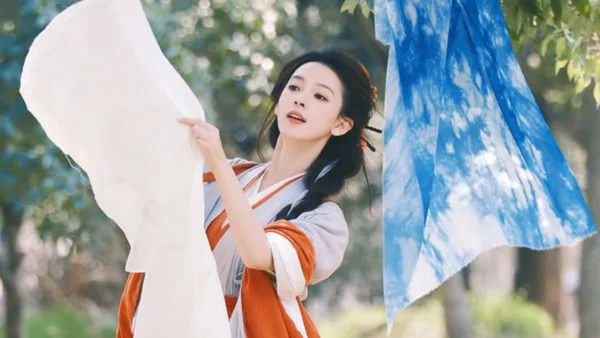 素裳阡陌间：乡间蹴鞠雅趣时光