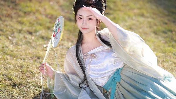 《天工霓裳录》宋制汉服写真集