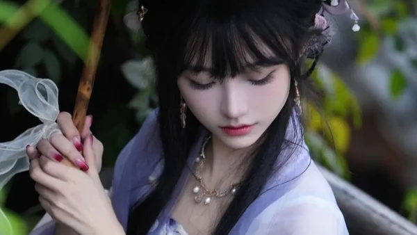 「紫绡云裳映丹青 · 诗意芳华入画屏」​