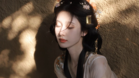 ​「霓裳千重影：唐风华服图鉴」