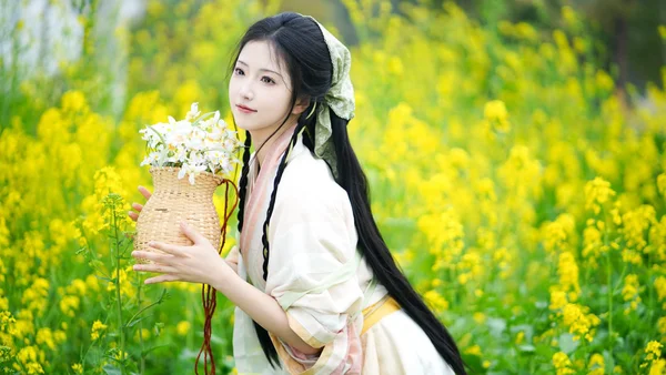 春日诗篇：徜徉油菜花海的田园梦境