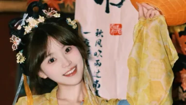 少女秋夜嬉游记：灯影阑珊处的佳人
