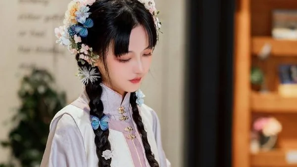 《墨韵霓裳：古今相逢的诗意片刻》