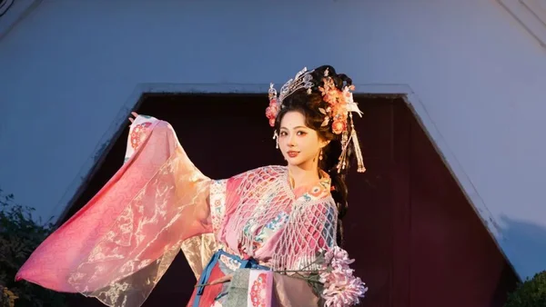 暮色染古塔，灯火照汉衣：一场盛唐夜梦