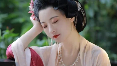 粉樱如梦：齐胸襦裙高髻簪花，一眼便倾了整座长安