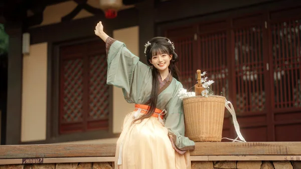 汉服写真 | 古院新妆：浅绿橘裙庭院少女的清新时光