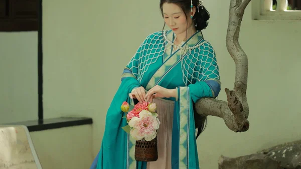 罗衣仕女图