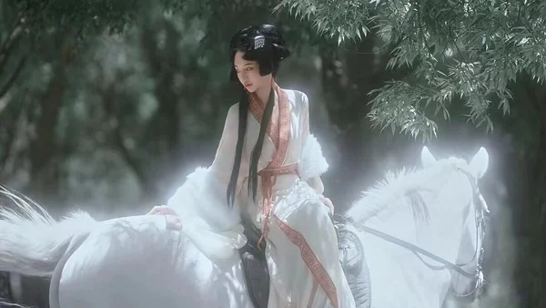 白马映苍山：汉服红妆立洱海边，大理风月任平生