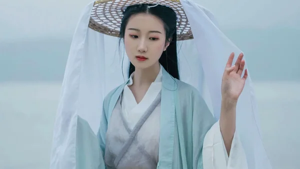 【汉服写真】水畔临风：斗笠轻遮远山黛，青衫衣袂入清流