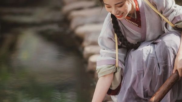 浣溪纱：灰紫襦裙临水浣衣，清雅少女入画来