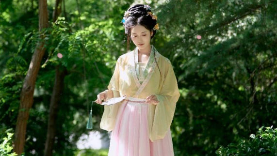 佳人入画来：汉服写真里的眉目流转，一帧一幅皆丹青