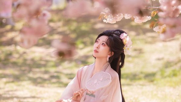 【汉服写真】执扇粉裳惹春风 浅粉国风入画来