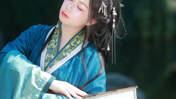 【汉服写真】先秦一梦广袖揽碎金 青龙寺下衣袂生辉
