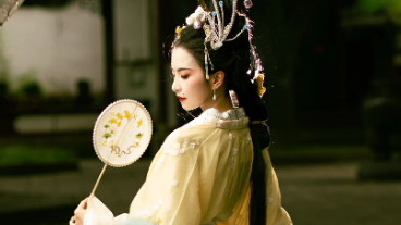 【汉服写真】庭院深几许 绿意漫成诗里衣香