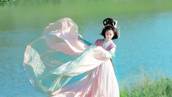 【汉服写真】河畔春风 · 纱起如烟