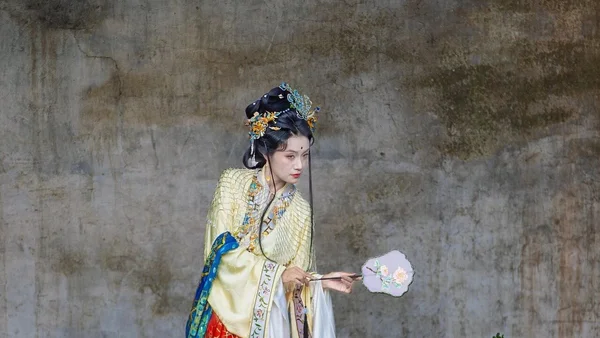 【汉服写真】古镇仕女 · 人间好风月