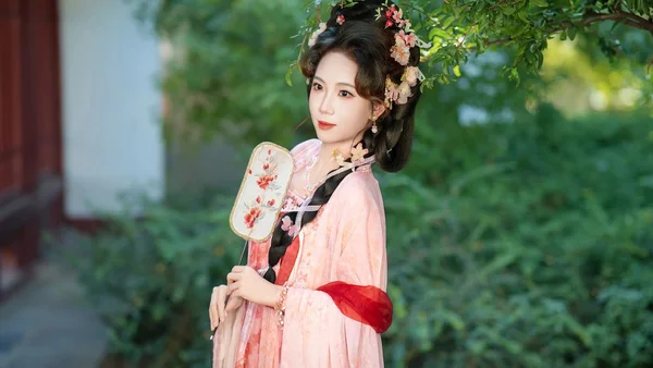 山林溪间的小精灵 · 粉衫红帔