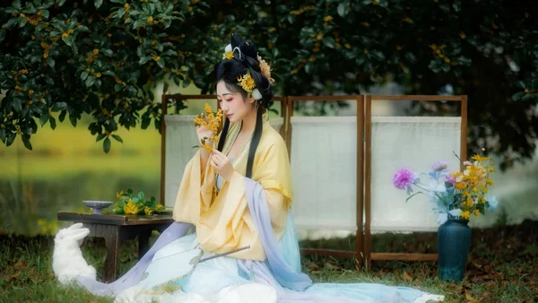 桂满香袖，衣染秋光｜拾桂的汉服少女