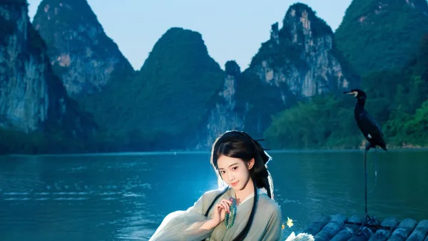 总要拍一次渔舟唱晚｜竹筏夜色的蓝纱汉服写真