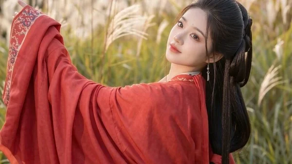 一抹红影入画来｜芦苇荡战国袍写真